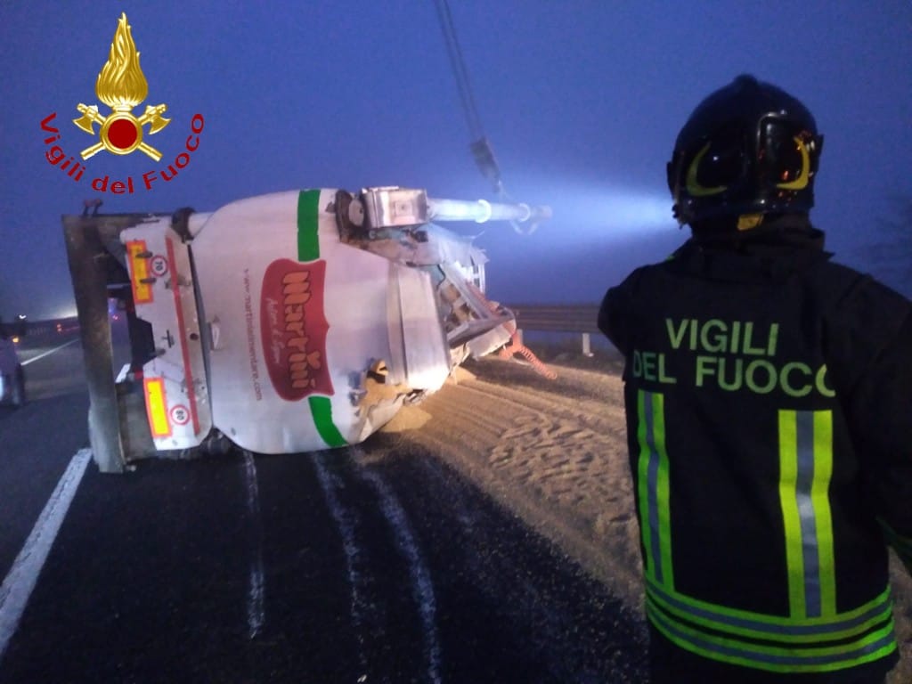 Si Ribalta Un Tir Carico Di Mangime Sull Autostrada Fra Asti E