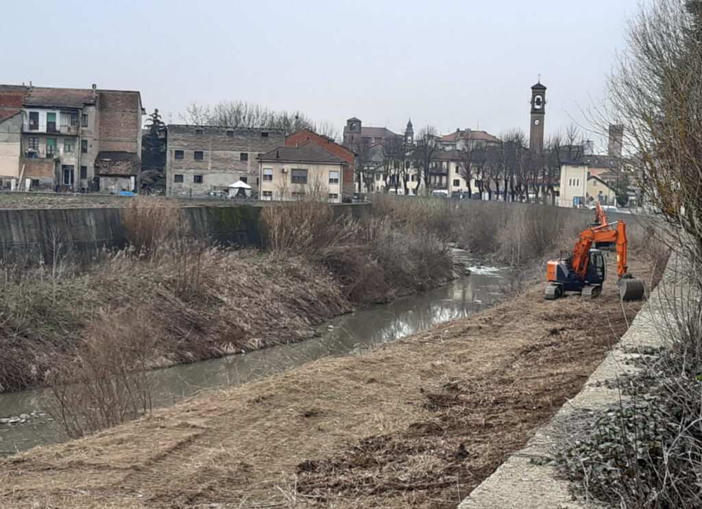 Nizza Si Puliscono Gli Argini Del Torrente Belbo La Nuova Provincia