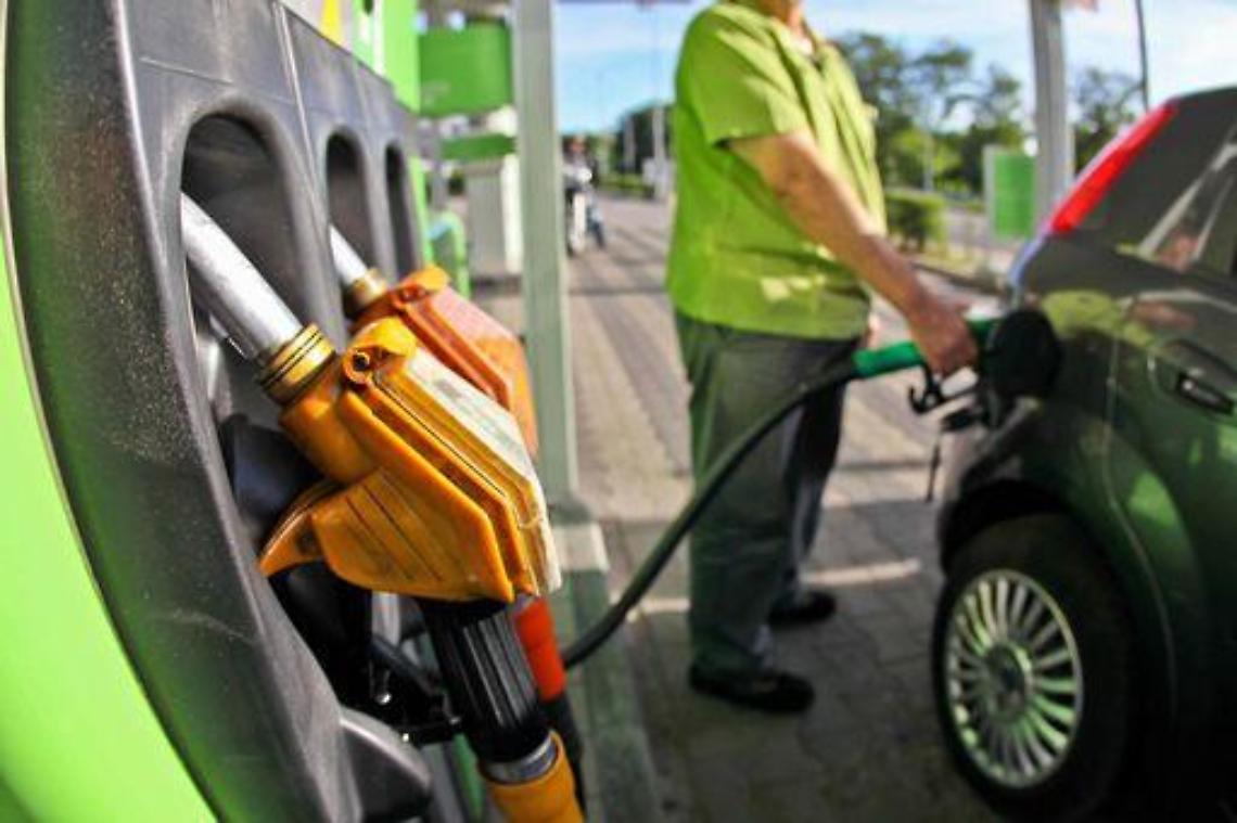 Benzina/ Codacons: In autostrada viaggia a quota 1,98 euro