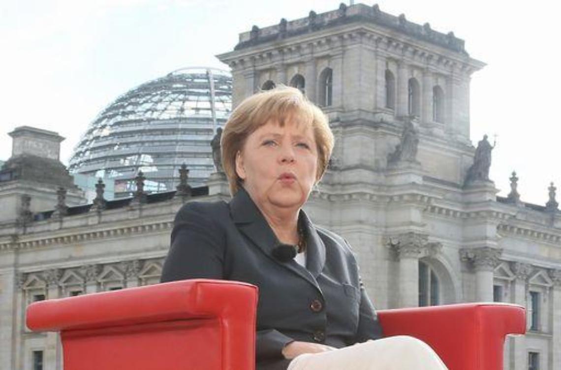 Grecia/ Merkel frena falchi: Atene fuori da euro? Pesare parole