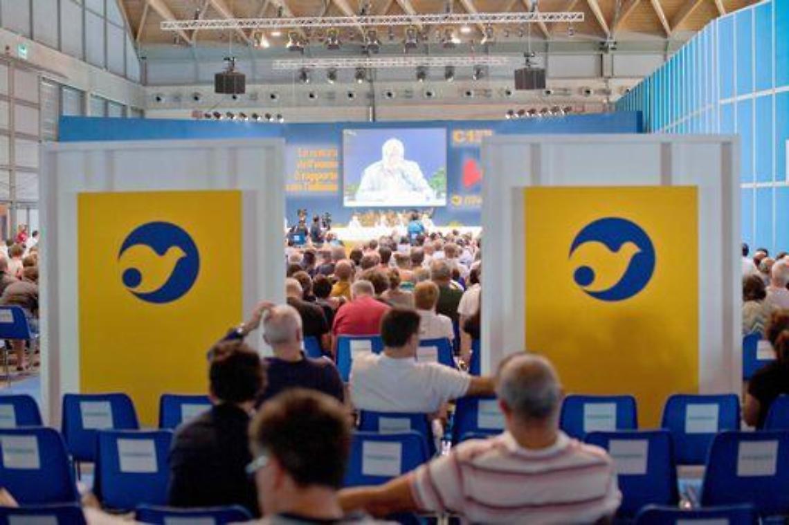 Meeting/ Popolo Cl a Fam. Cristiana: Applaudiamo idee, non potere