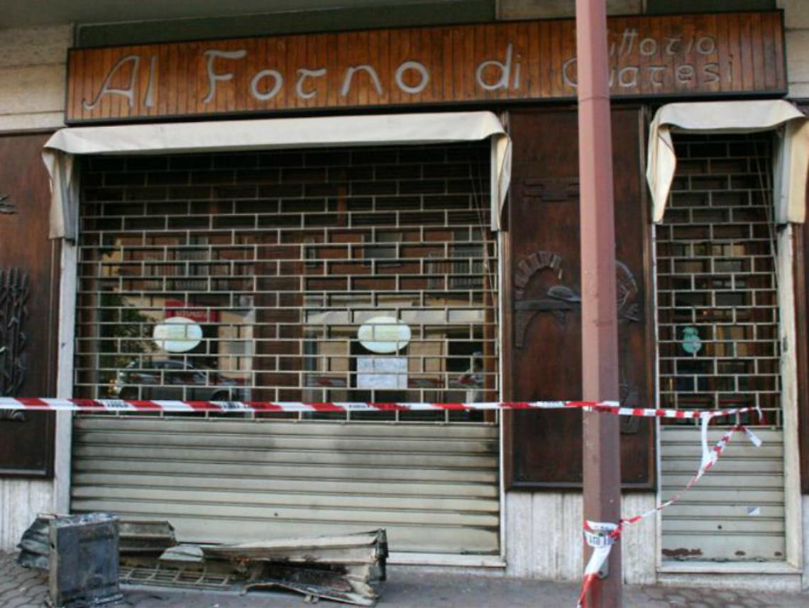 Una panetteria distrutta dalle fiamme<br/>in corso Alessandria, incendio doloso?