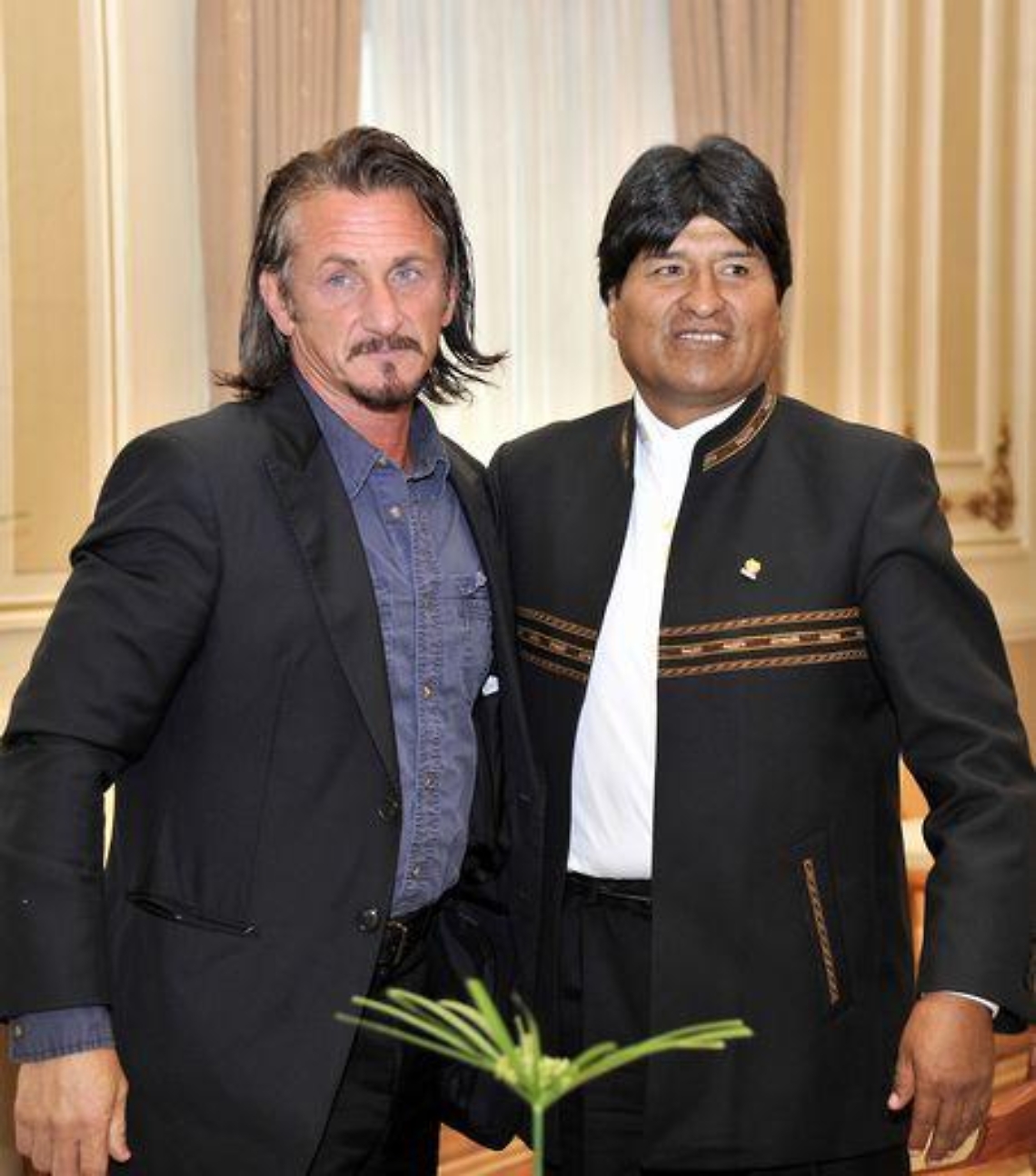 Bolivia/ Morales nomina Sean Penn ambasciatore foglia di coca