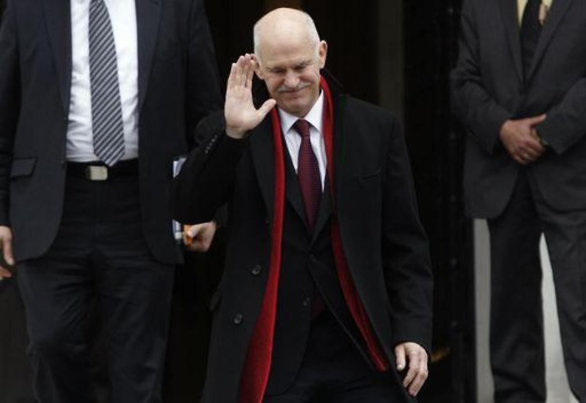 Grecia/Papandreou in locale a Berlino cacciato da studenti greci