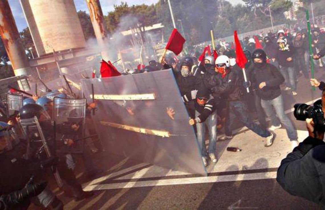 A Napoli ministro Fornero, scontri con polizia