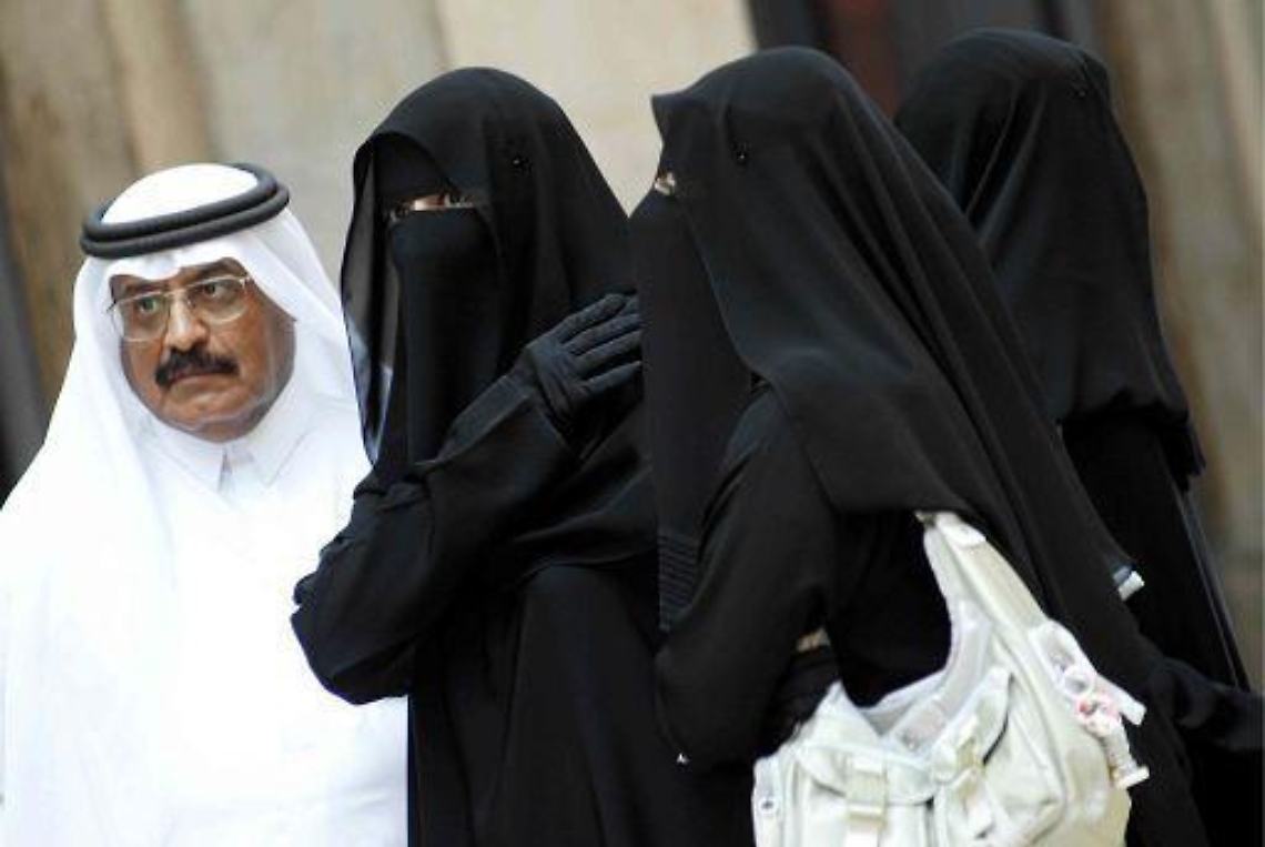 A. Saudita/ Poligamo sposa 4 donne: tutte dello stesso liceo