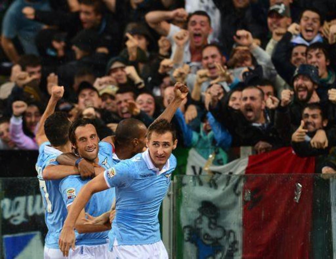 Calcio/ Serie A: Lazio batte Roma, il Milan perde ancora