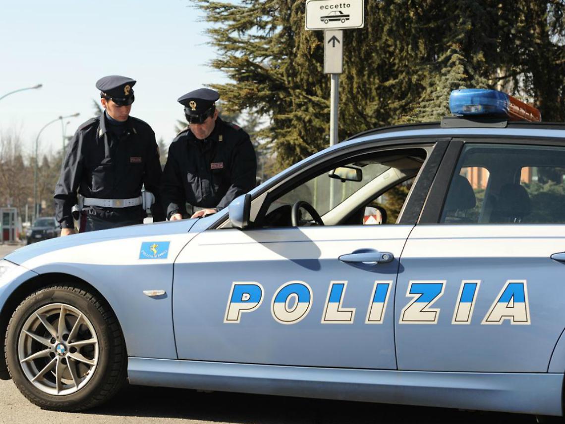Con una Bmw contro tre auto parcheggiate