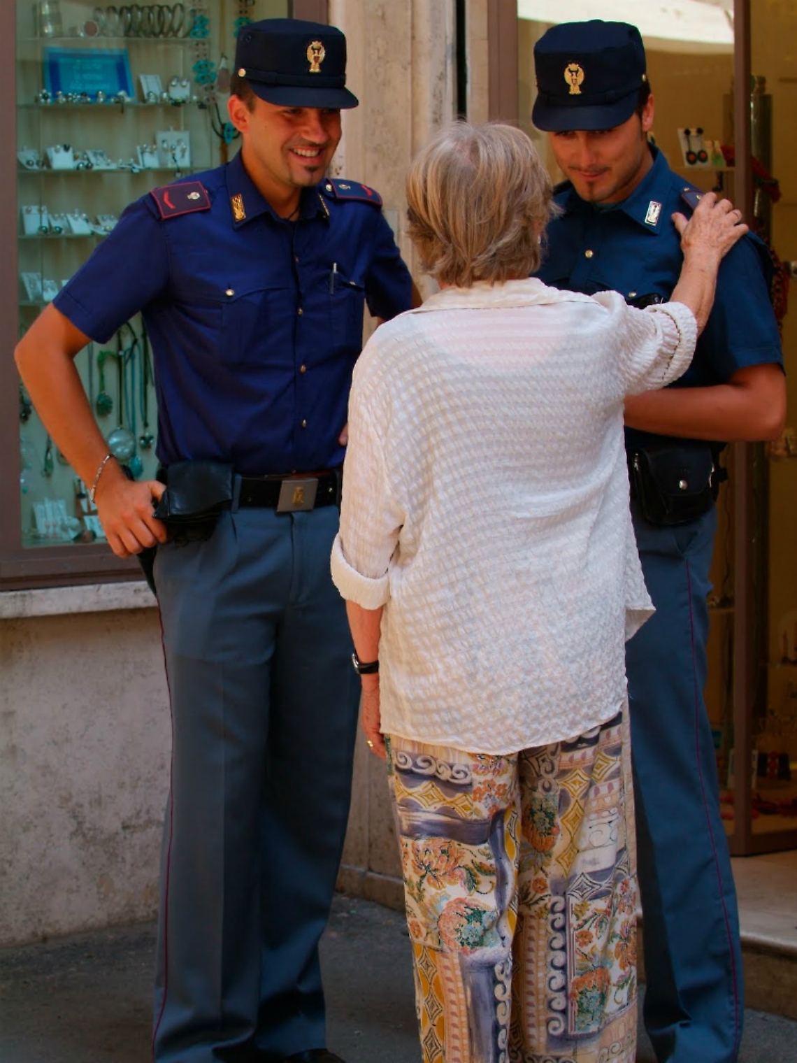 Ecco il catalogo dei trucchi: falsi impiegati, finti amici, il "rilevatore elettronico", le false pietre preziose, lo specchietto rotto e il trucco dell'orologio