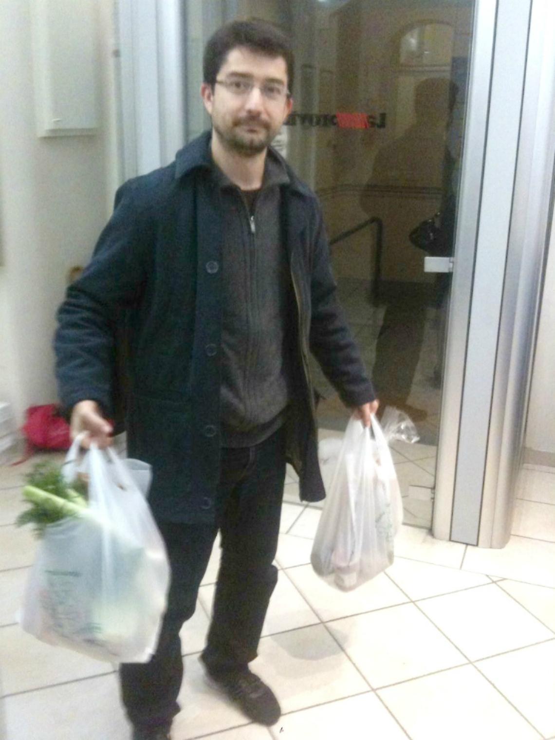 Ho fatto la spesa online<br/>anche di frutta e verdura,<br/>Stefano la porta in ufficio