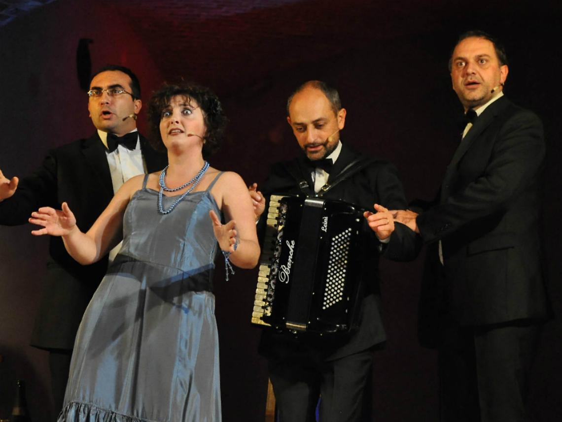 Il mercato dei "paisan" diventa pi&egrave;ce teatrale