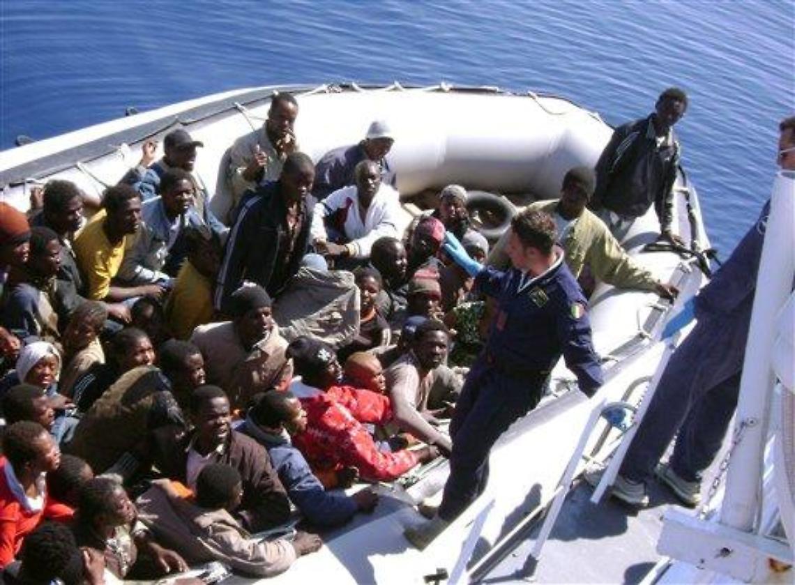 Immigrati/ Soccorso barcone a Sud Lampedusa: salvati 107 migranti