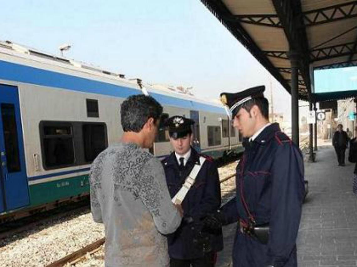 Salgono senza biglietto,<br/>venti minuti di ritardo per il treno