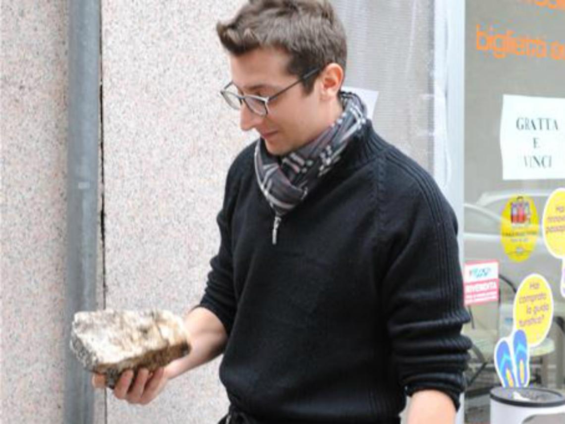 Sfondano la vetrina del bar con un sasso<br/>e rubano "gratta&amp;vinci"