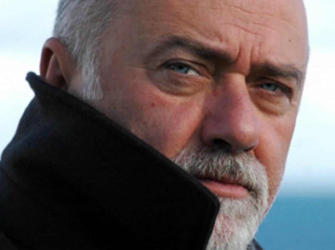 Un'ora e mezza per il tutto esaurito<br/>Gli astigiani attendono Giorgio Faletti