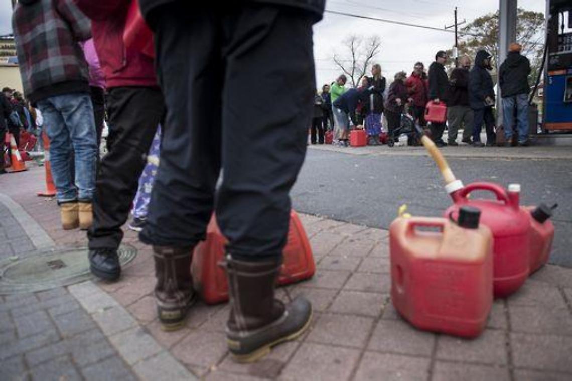 Usa/ Il carburante scarseggia a New York, liti ai distributori