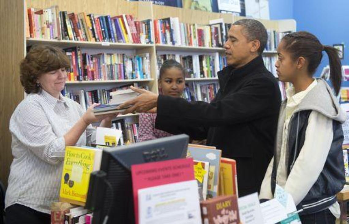 Usa/ Obama fa shopping con le figlie in una piccola libreria