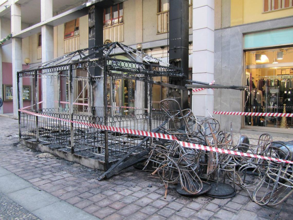 Bar a fuoco in pieno centro<br/>L'incendio a Nizza &egrave; doloso