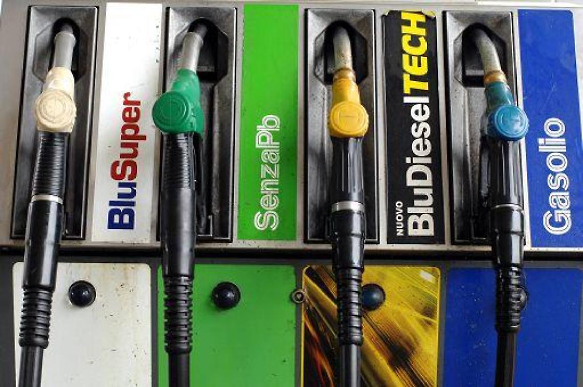 Benzina/ Cali sui listini, ma punte verde ancora sopra 1,8 euro