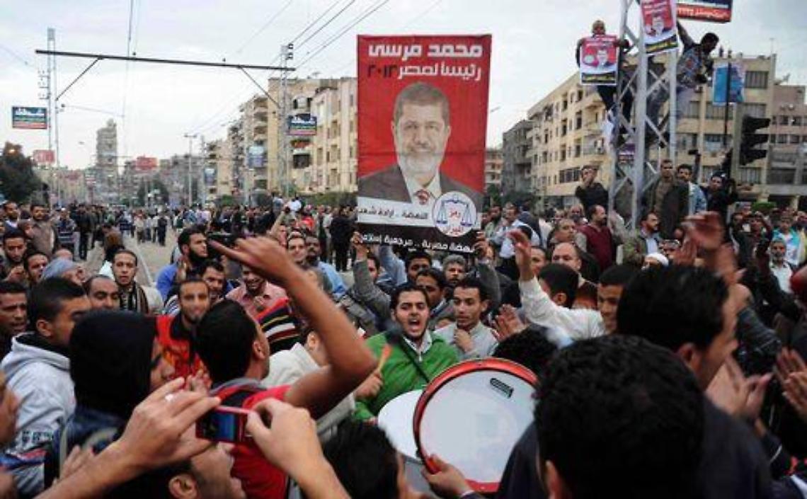 Egitto/Esercito: manifestanti via da palazzo presidente entro 16