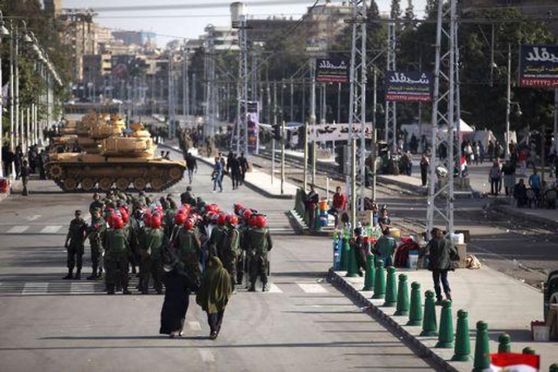 Egitto/Manifestanti scavalcano difese attorno palazzo presidente