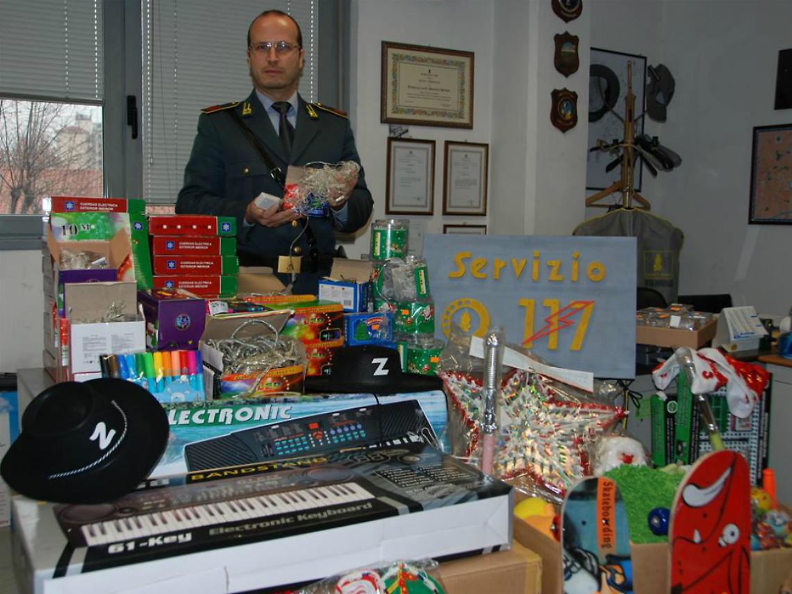 Giocattoli, cancelleria e luminarie<br/>La Finanza sequestra 1900 articoli