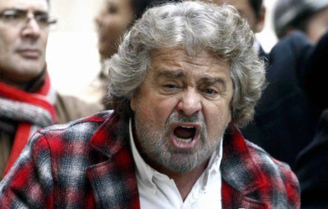 M5S/ Berlusconi: Grillo testimonia che uomo pu&ograve; tornare a scimmia