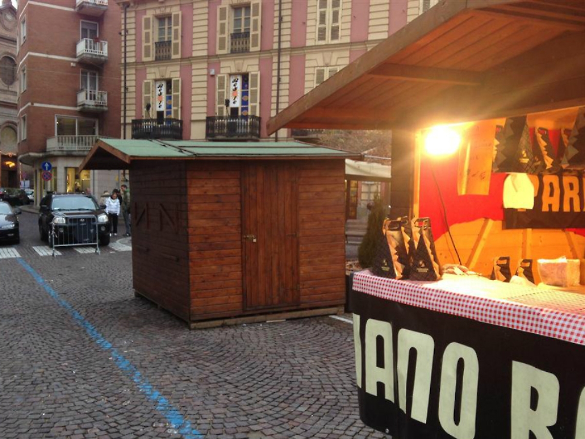 Mercatino di Natale, la protesta<br/>degli ambulanti "Sembra pi&ugrave; un cimitero"