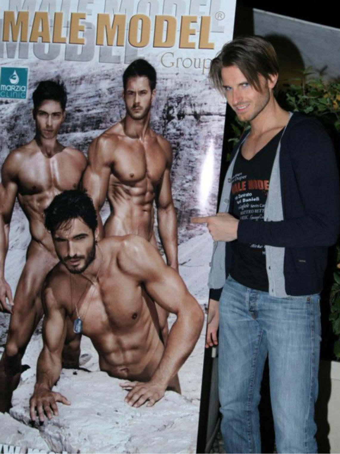 Modelli da calendario in discoteca