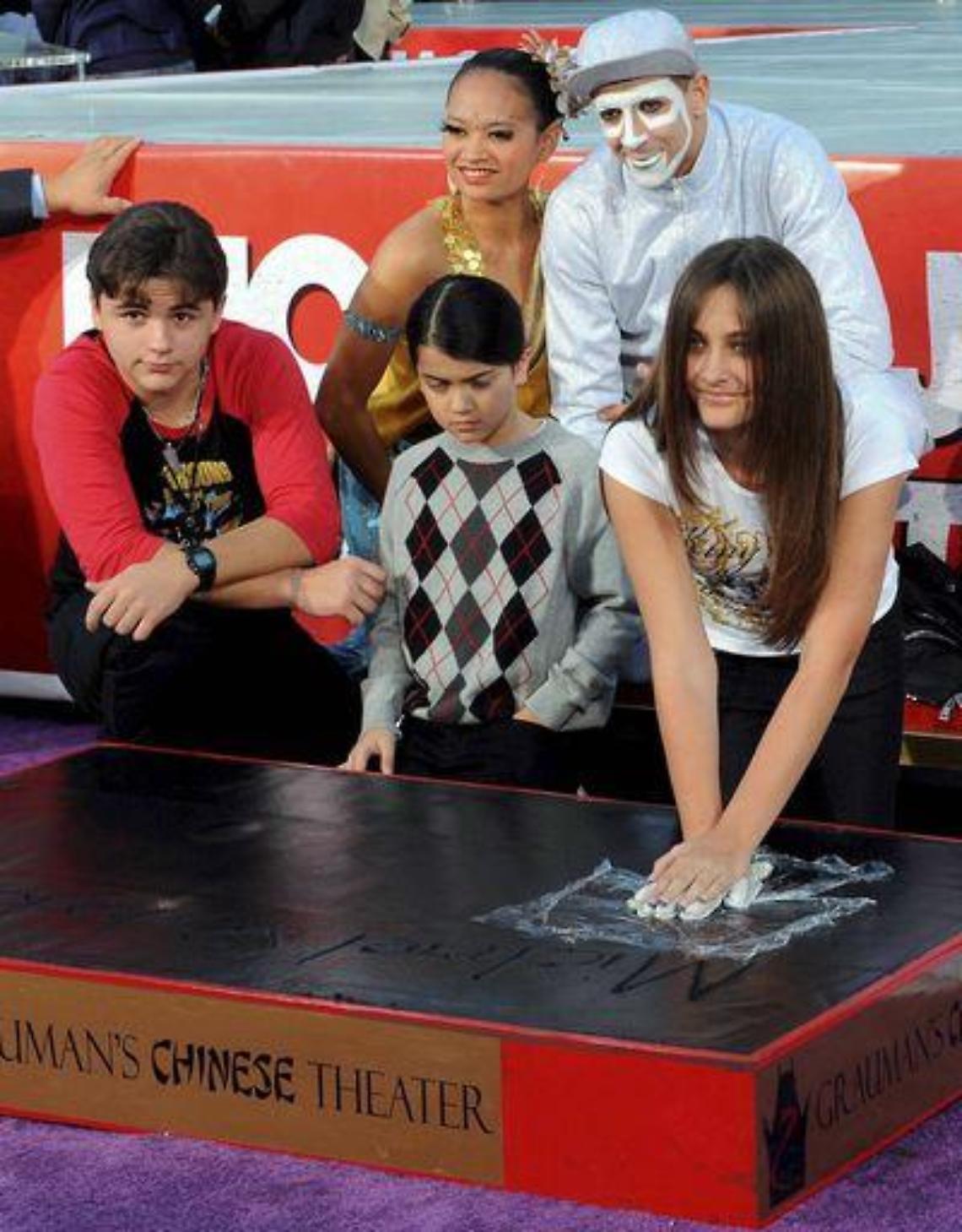 Musica/ Guanto Michael Jackson venduto all'asta per 150mila euro