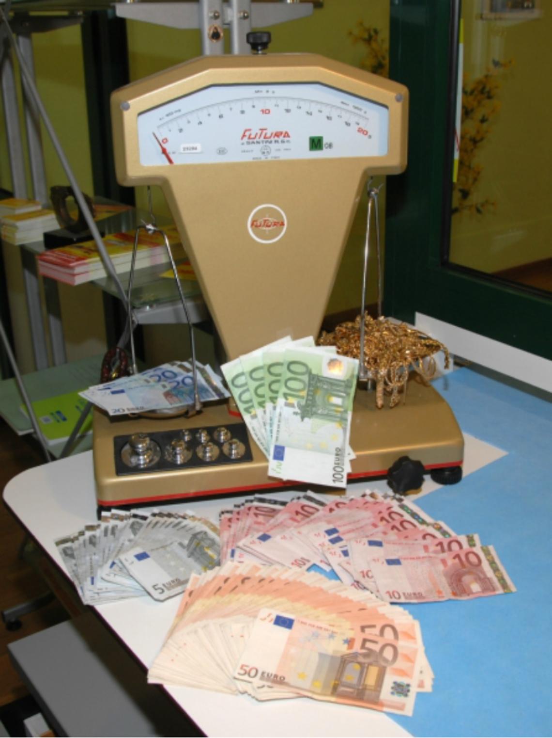 Non solo crisi <br/>I mille volti<br/>dell'esplosione <br/>dei "compro oro"