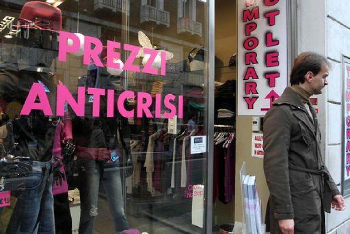 Saldi/ Codacons: Il 70% negozi fa gi&agrave; sconti, segno della crisi