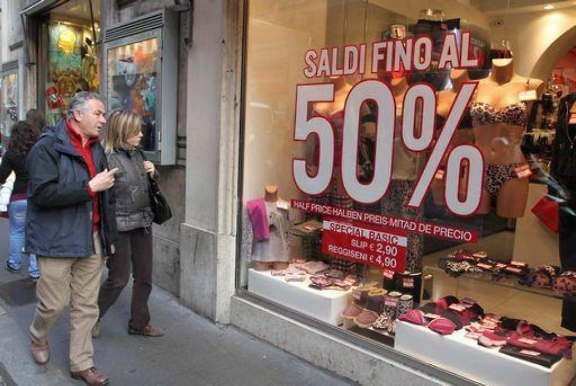 Saldi/ Codacons: Solo 40% famiglie comprer&agrave;, 224 euro spesa media