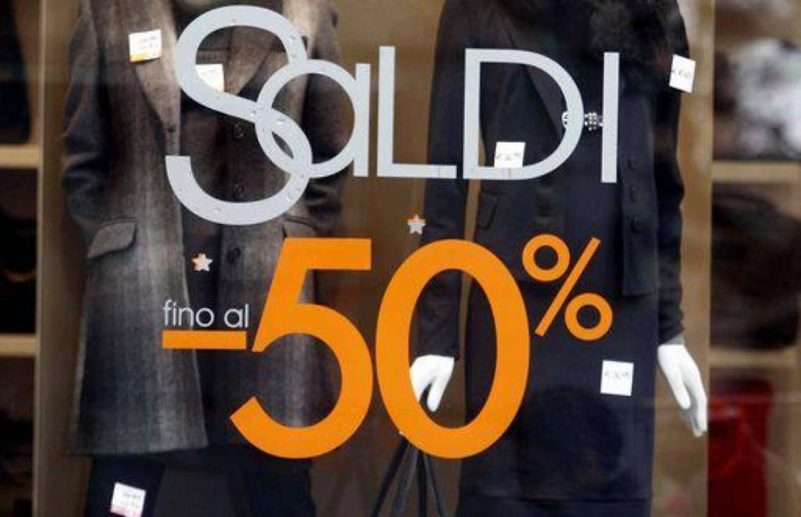 Saldi/ Spesa caler&agrave; del 18,8%, budget di 219 euro a famiglia