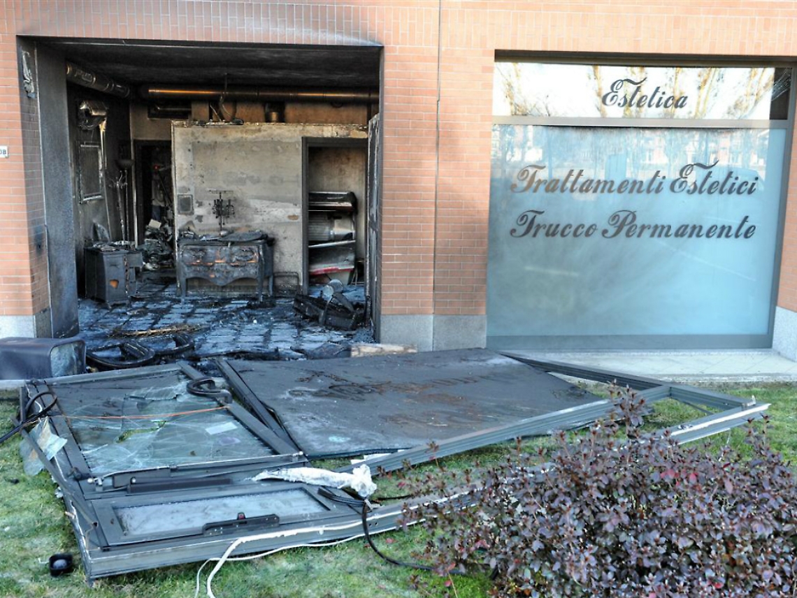 Arrivano, rapinano e fuggono via<br/>Dicembre nero di colpi ai commercianti