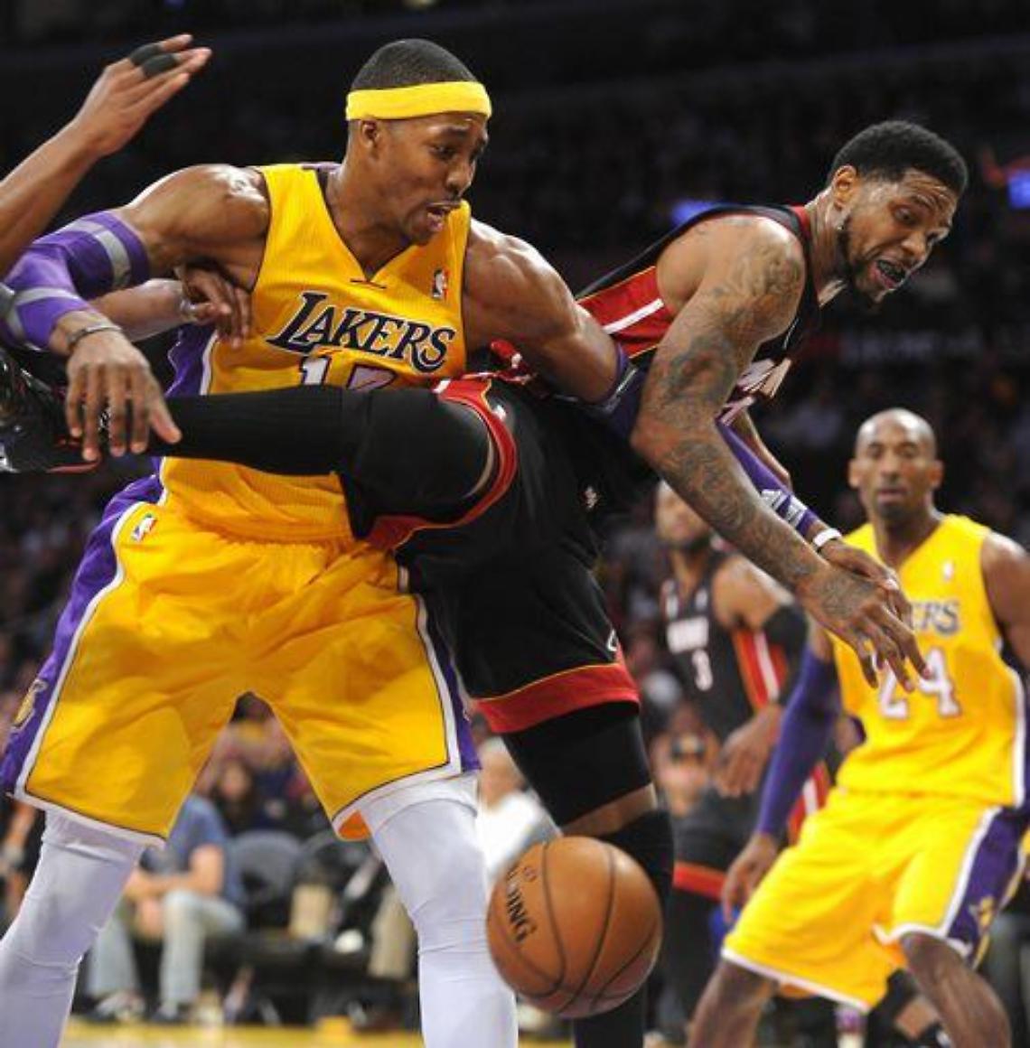 Basket/ Nba: LeBron stende i Lakers, Miami-La 99-90