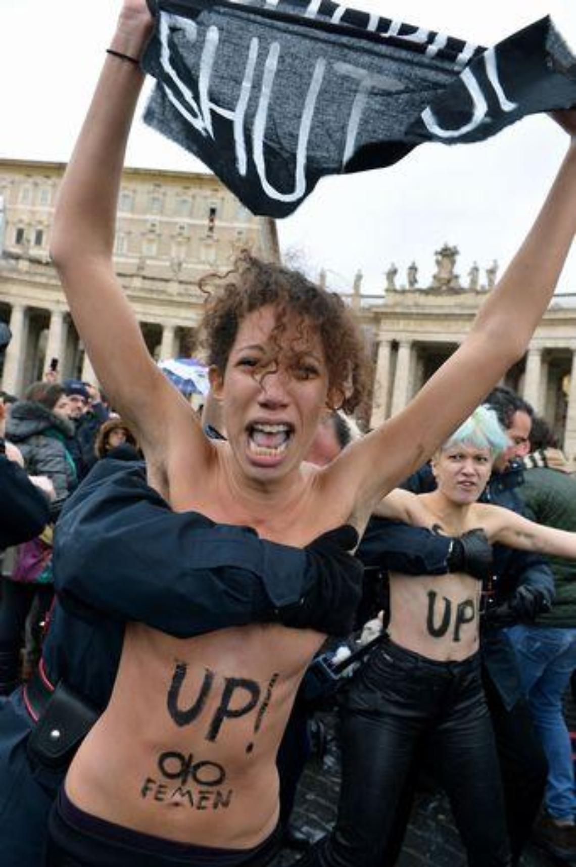 Gay/ Attiviste in topless all'Angelus: 'In gay we trust'