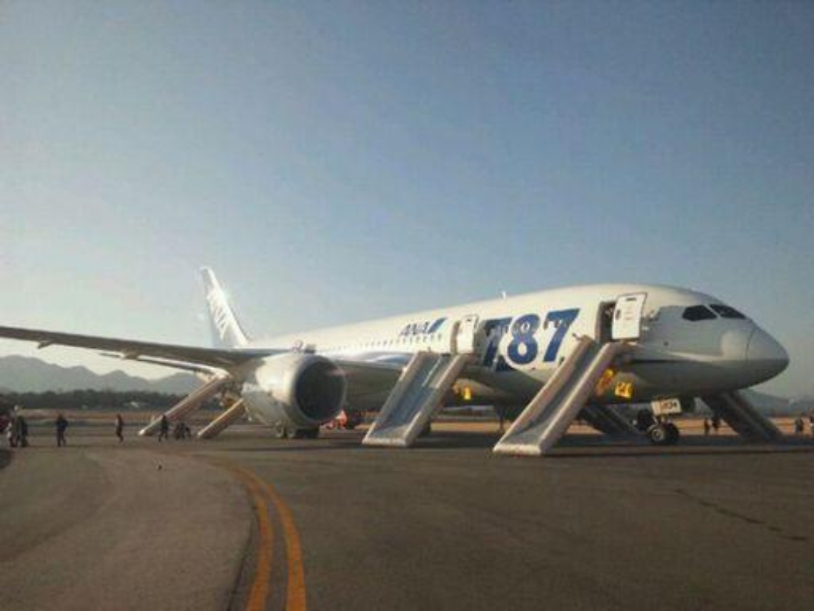 Giappone/ Atterraggio d'emergenza per Boeing 787 della Ana