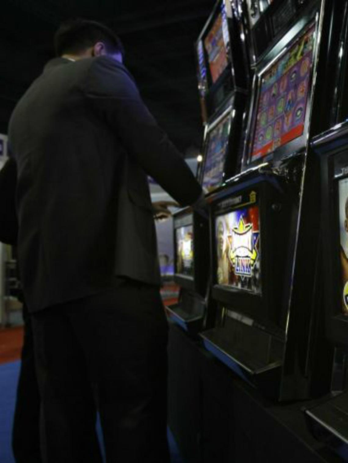 Impiegato finge aggressione con rapina per ripianare debiti di gioco, denunciato