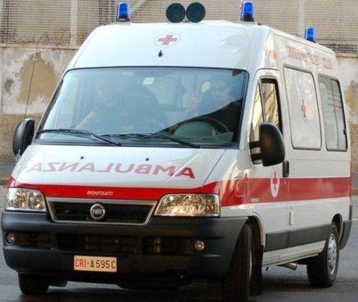 Milano, scontro tra auto e moto in pieno centro: grave un 46enne