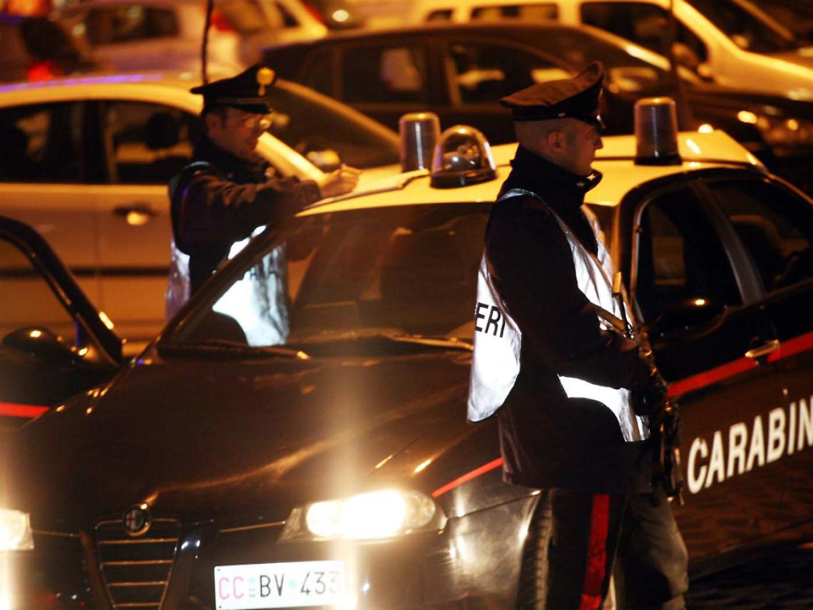 Minaccia e aggredisce l'ex fidanzata badante e l'anziano da lei assistito