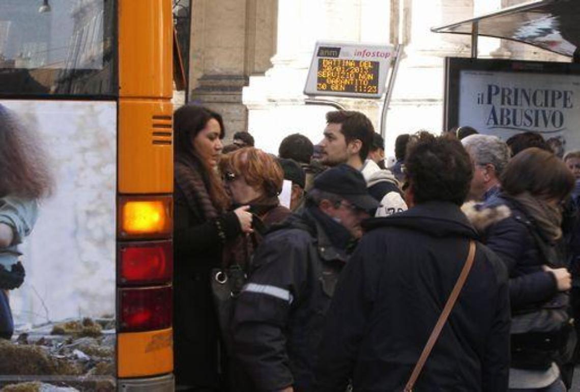 Napoli/ Niente carburante, caos autobus. Consumatori:Class action