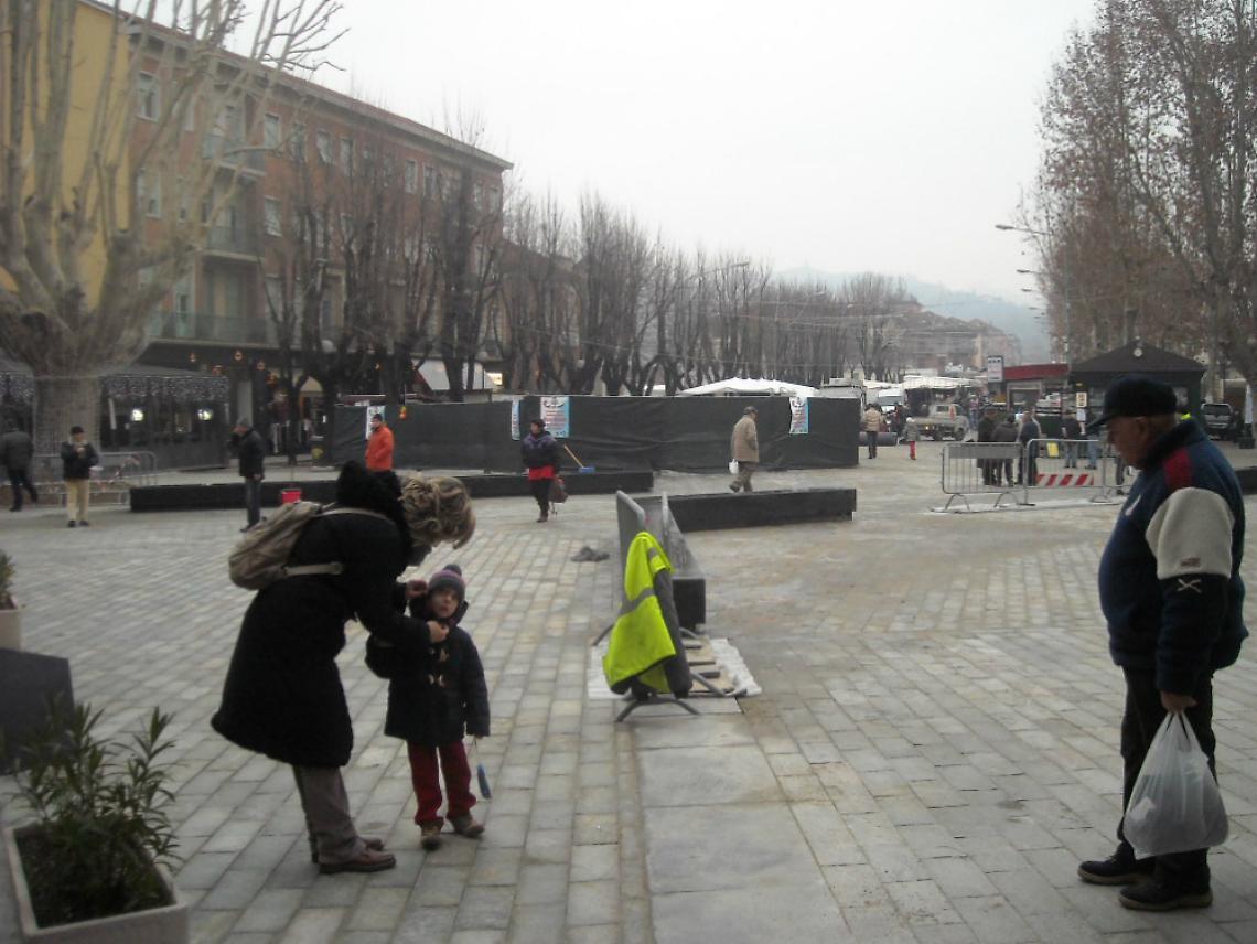 Piazza Cavour, i commercianti<br/>mugugnano: pochi affari