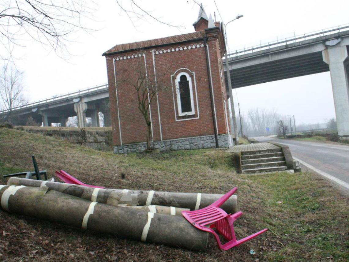 Quei rifiuti abbandonati davanti<br/>alla chiesetta di Valleandona
