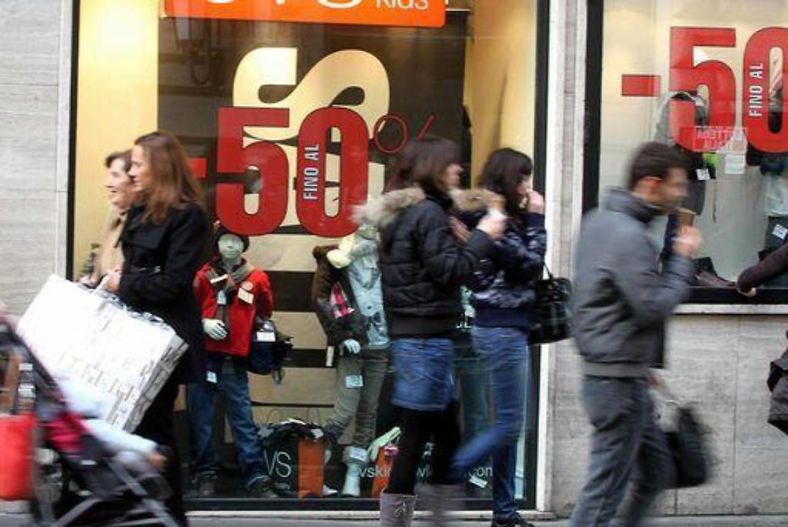 Saldi/ Meglio del 2012 grazie agli stranieri, ma acquisti -10%