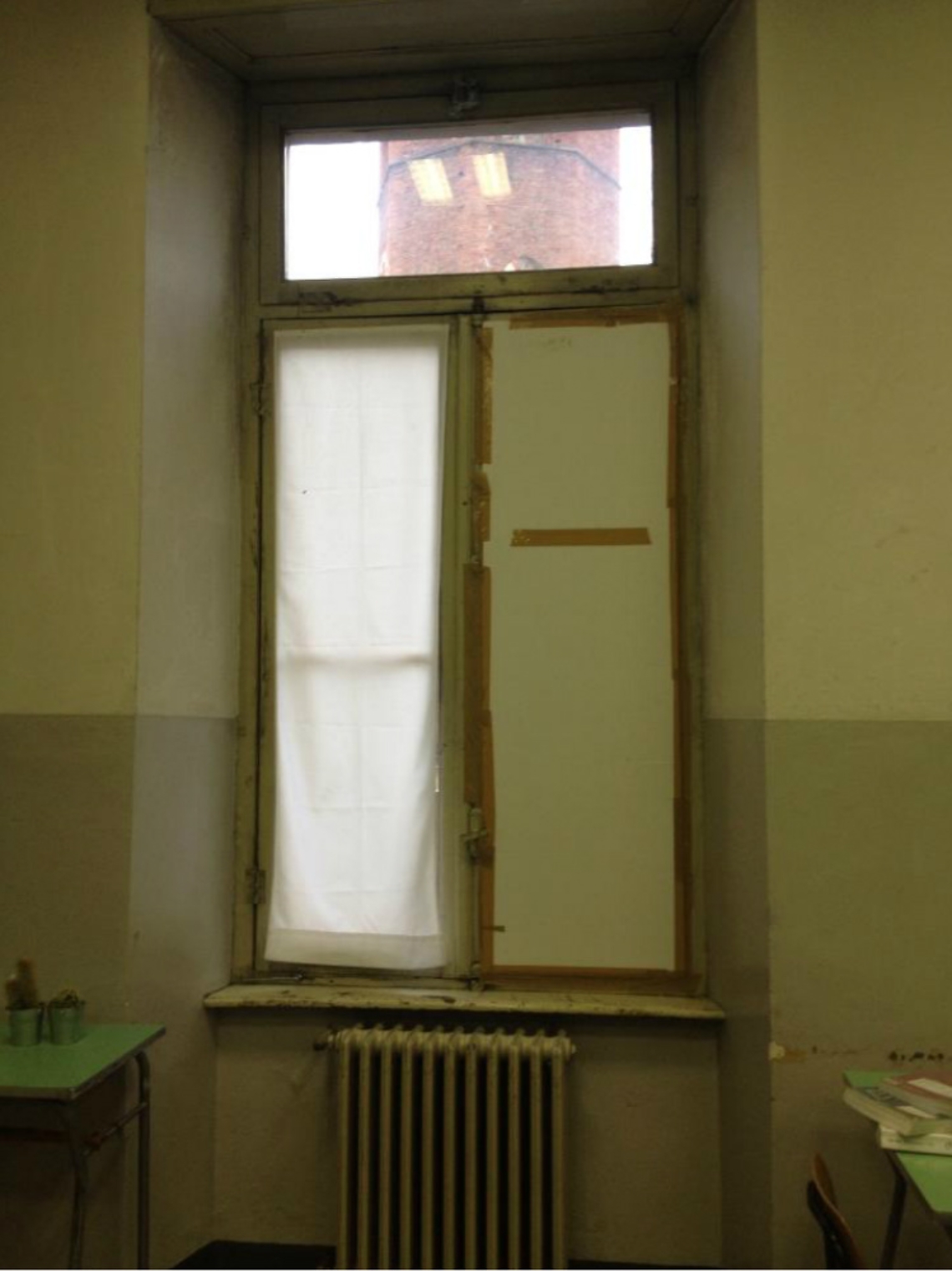 Vetri rotti al liceo classico, polemica tra i giovani di Lega e Rifondazione