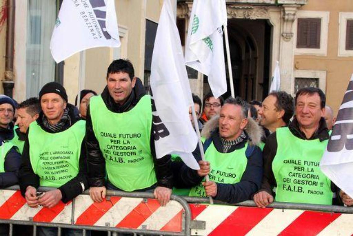 Crisi/ Cerved:In 2012 chiuse oltre 100mila imprese,+2,2% su 2011