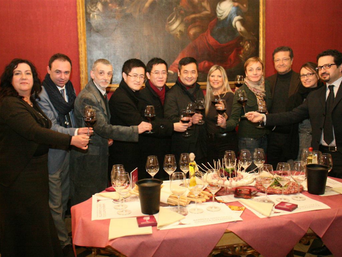 Delegazione cinese ad Asti<br/>a caccia di vino e prodotti tipici