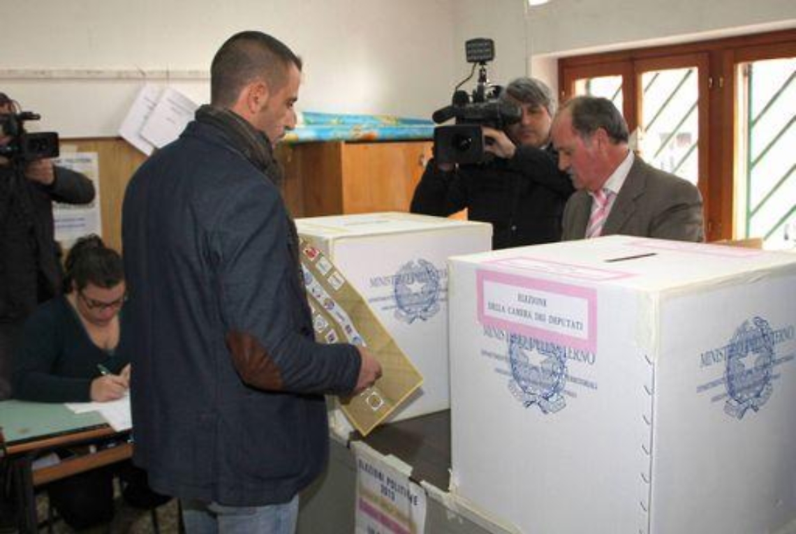Elezioni/ Urne aperte oggi fino alle 15, affluenza in forte calo