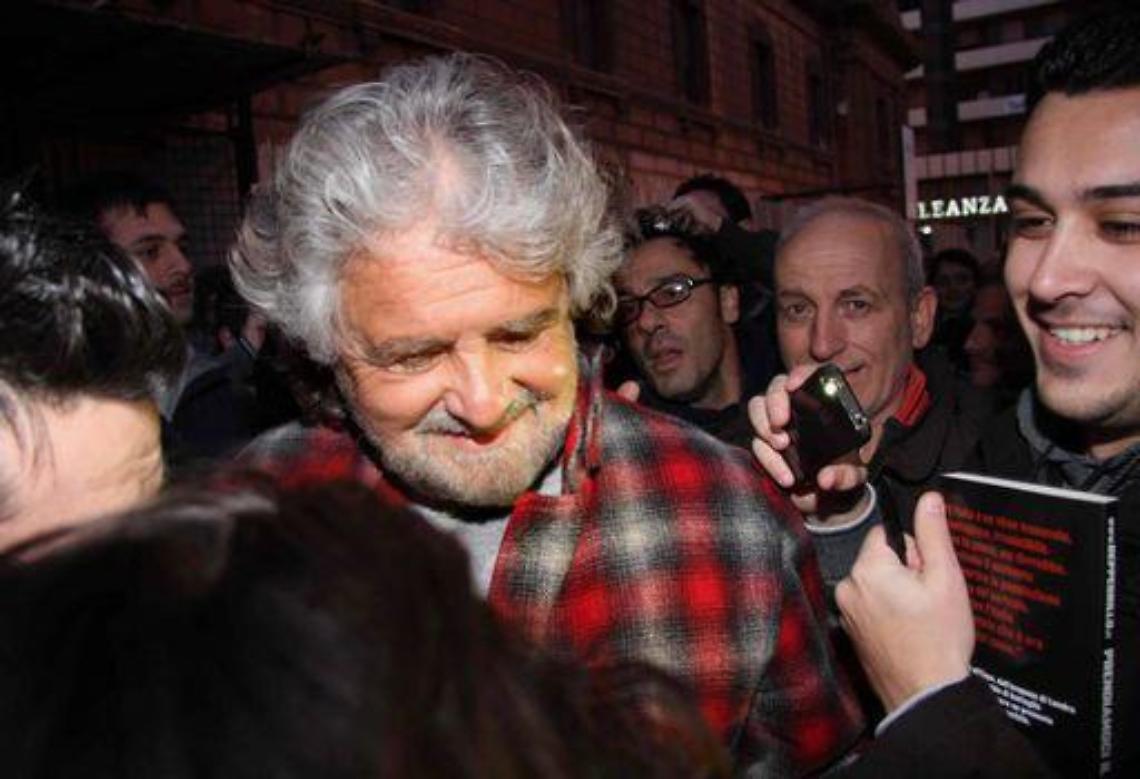 Elezioni/Grillo esce da casa con pollice alzato in segno vittoria